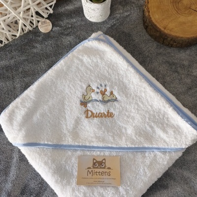 Toalha com capuz bordado (patinhos)