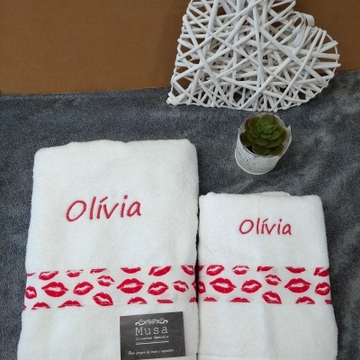 Toalhas com barra de tecido e nome bordado
