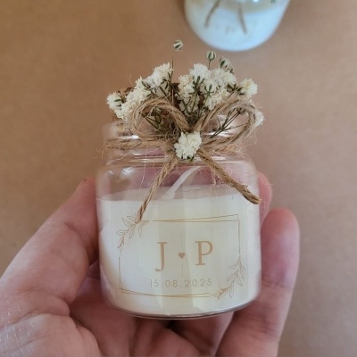 Velas em frasco com flores