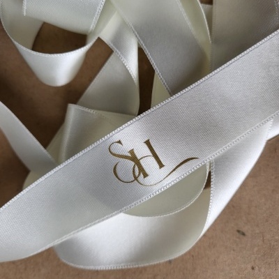 Fita para o ramo de noiva com iniciais