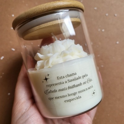 Vela com flor em frasco