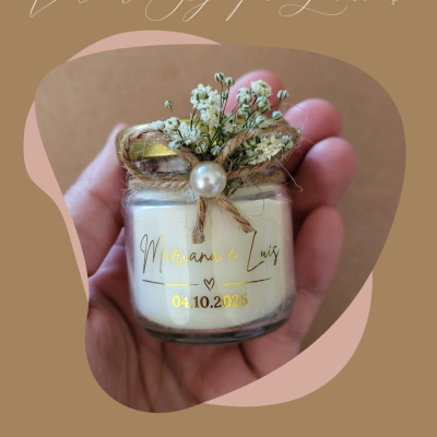 Velas em frasco de vidro com flores