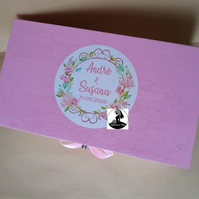 Caixa para Envelopes em cor de madeira natural e logotipo