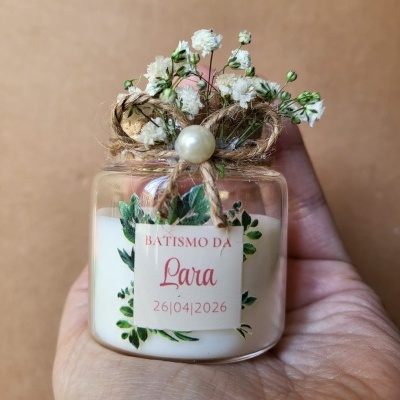 Velas em frasco com flores