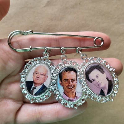 3 medalhas + alfinete