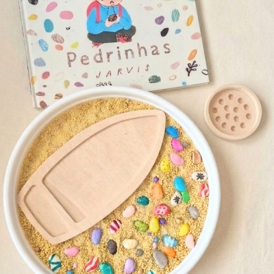 PRÉ-VENDA | Kit Sensorial Pedrinhas + Livro