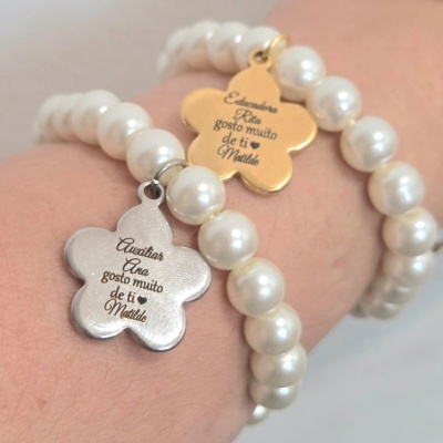 Pulseira de pérolas com flor