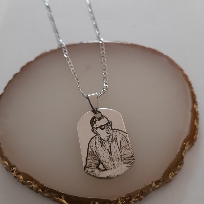 Colar masculino com ilustração