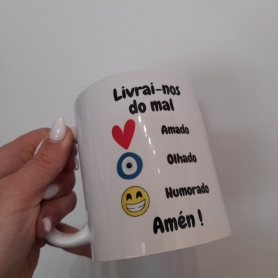 Caneca " Livrai-nos do Mal "