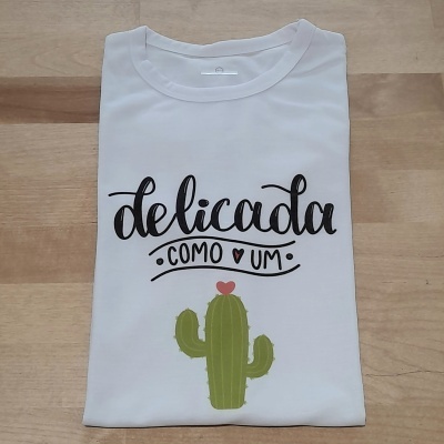 T-shirt " Delicada com um cato "