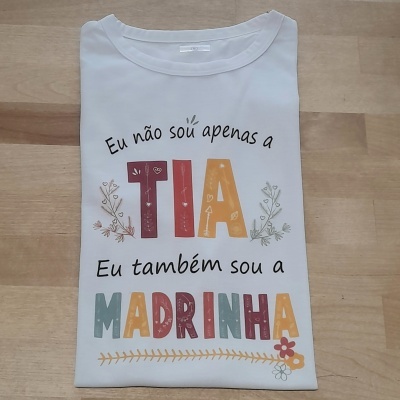 T-shirt " Não sou apenas a tia... "