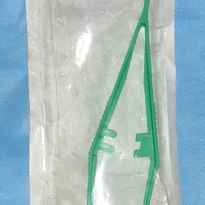 Pinça esterilizada