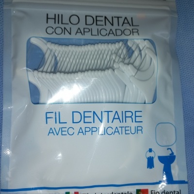 Fio dentário com suporte