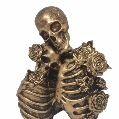 Estátua de Casal de Esqueletos com Rosas Douradas