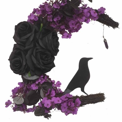 Grinalda para porta em forma de lua com corvo