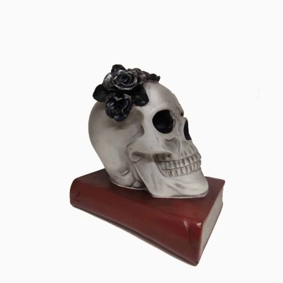 Caveira em resina, com base de livro