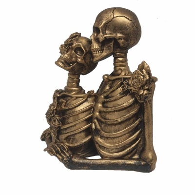 Estátua de Casal de Esqueletos com Rosas Douradas