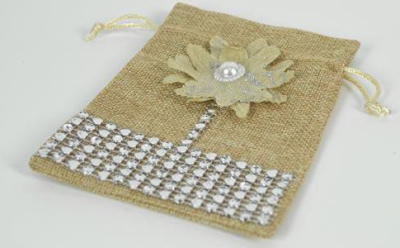 Saco em tecido com flor e brilhantes (14x11cm)