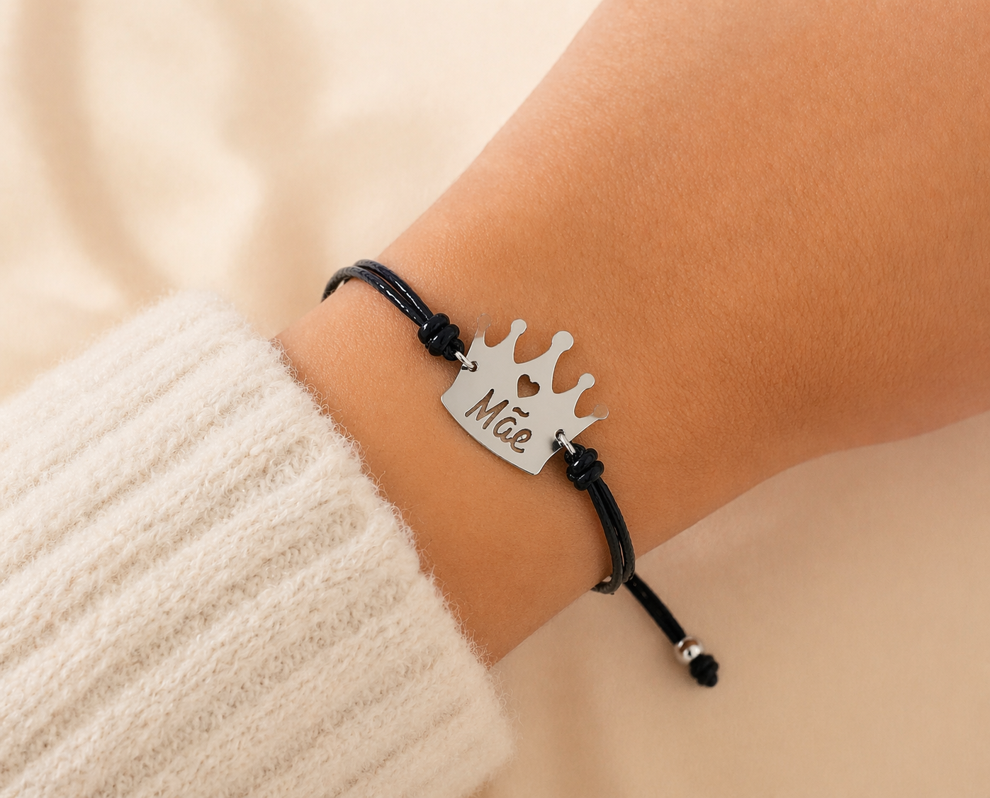 Pulseira Ajustável “Mãe” com Medalha Coroa Pulseira Ajustável “Mãe” com Medalha Coroa