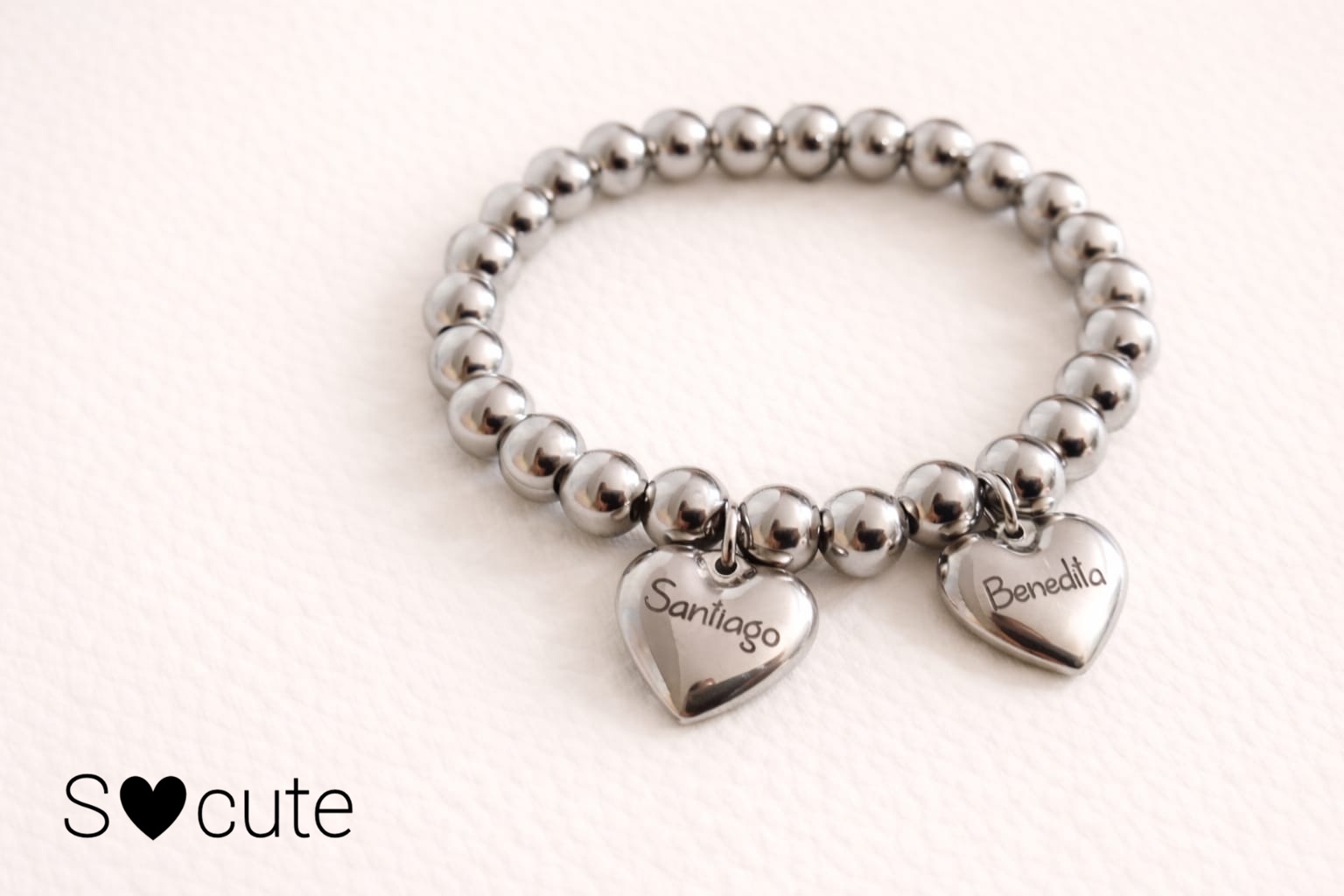 Pulseira Personalizada com Nomes – Corações Gravados em Aço Inoxidável Pulseira Personalizada com Nomes – Corações Gravados em Aço Inoxidável