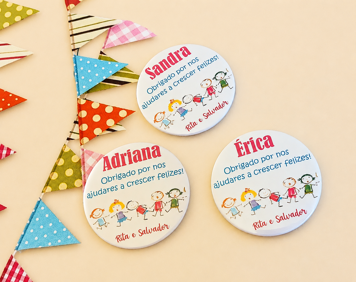 Coleção Crescer Feliz – Ímanes, Crachás & Porta-chaves Personalizados Coleção Crescer Feliz – Ímanes, Crachás & Porta-chaves Personalizados