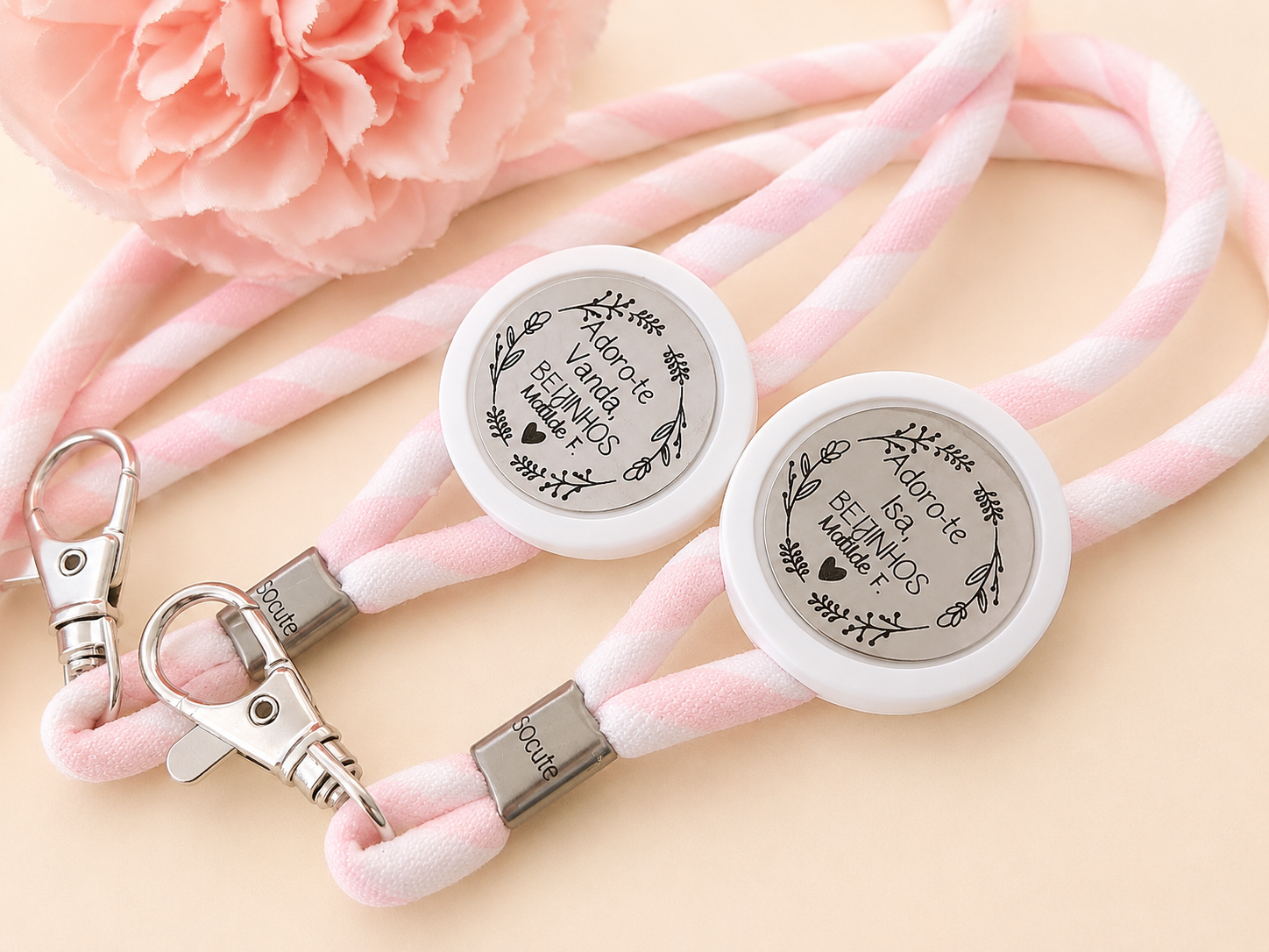 Coleção Laços com Significado — Fitas Porta-Chaves & Porta Cartões Personalizadas Coleção Laços com Significado — Fitas Porta-Chaves & Porta Cartões Personalizadas