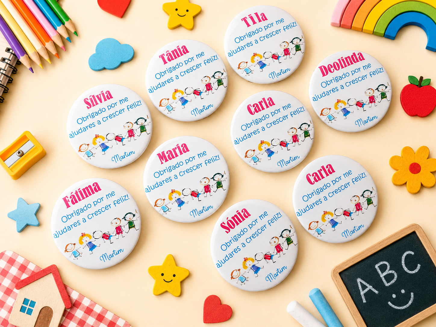 Coleção Crescer Feliz – Ímanes, Crachás & Porta-chaves Personalizados Coleção Crescer Feliz – Ímanes, Crachás & Porta-chaves Personalizados