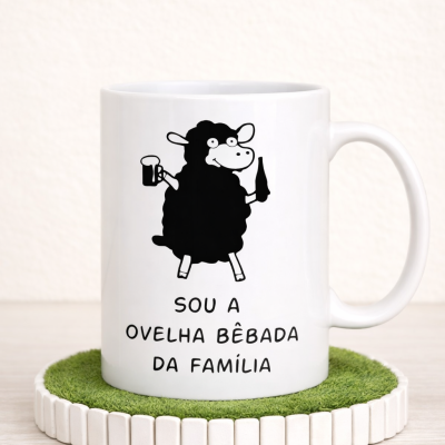 Caneca Divertida “Sou a Ovelha Bêbada da Família” – Presente Engraçado