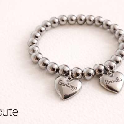 Pulseira Personalizada com Nomes – Corações Gravados em Aço Inoxidável