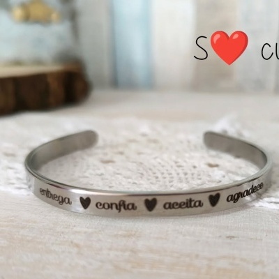 Pulseira/bangle "Entrega, confia, aceita, agradece"