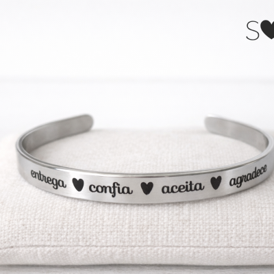 Pulseira/bangle "Entrega, confia, aceita, agradece"