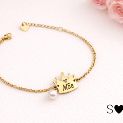 Pulseira Mãe Coroa Dourada com Pérola em Aço Inoxidável – Rainha da Família