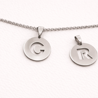 Colar com Inicial Personalizada – Aço Inoxidável | Minimalista e Intemporal