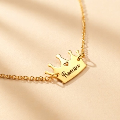Colar Coroa Personalizada com Nome – Aço Inoxidável Dourado