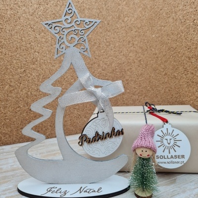 Árvore branco brilhante com bola mensageira