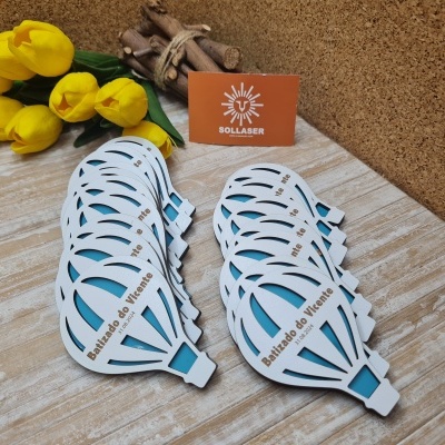 Lembrança Balão Riscas em madeira com 2 camadas