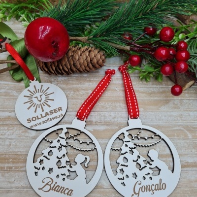 Bola Menino e Menina na árvore