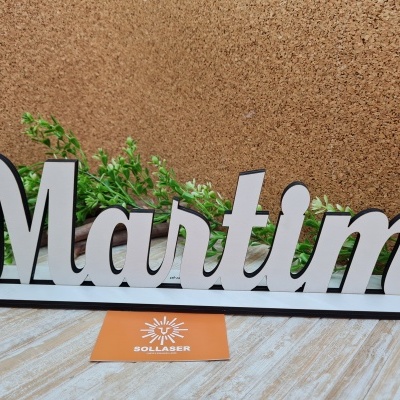 Lembranças redondas em choupo e nome em Acrílico branco