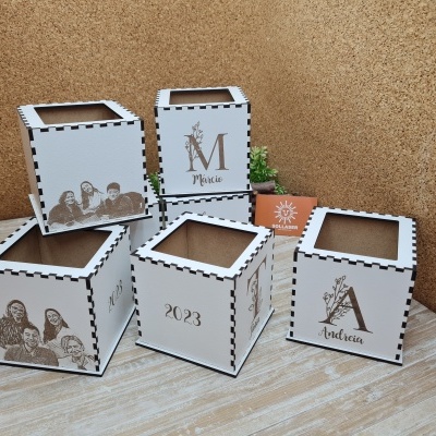 Caixa porta-lápis/caneta - Inicial floral e fotogravação