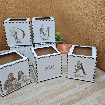 Caixa porta-lápis/caneta - Inicial floral e fotogravação