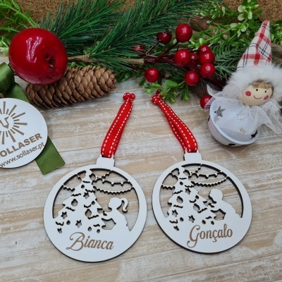 Bola Menino e Menina na árvore