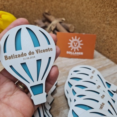 Lembrança Balão Riscas em madeira com 2 camadas