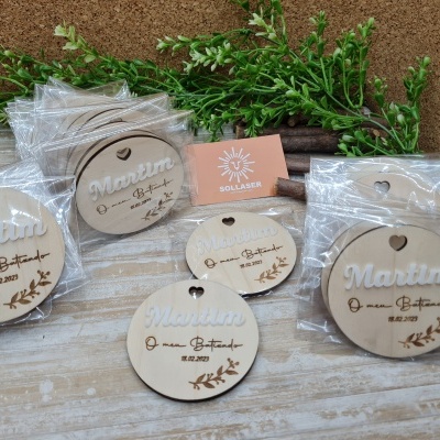 Lembranças redondas em choupo e nome em Acrílico branco