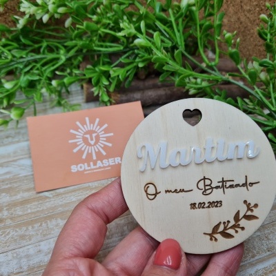 Lembranças redondas em choupo e nome em Acrílico branco