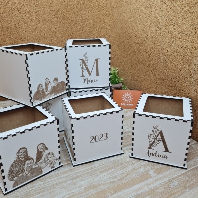 Caixa porta-lápis/caneta - Inicial floral e fotogravação