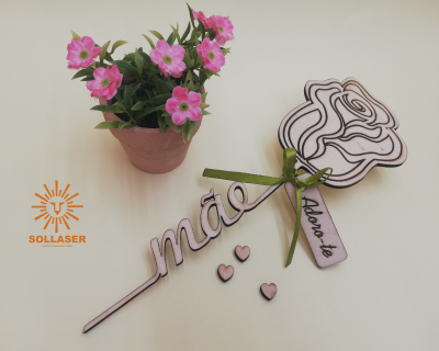 Rosa com a palavra mãe