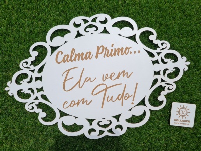 Placa Vintage- "Ela vem com tudo"