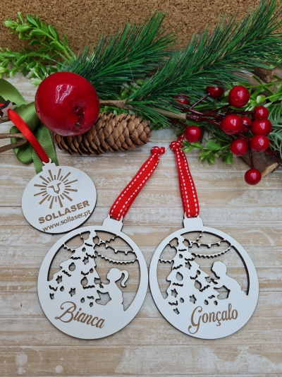 Bola Menino e Menina na árvore