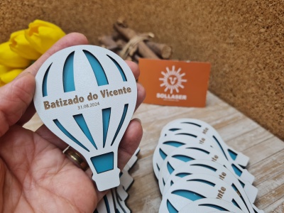 Lembrança Balão Riscas em madeira com 2 camadas