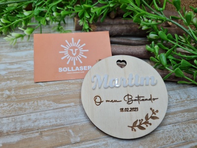 Lembranças redondas em choupo e nome em Acrílico branco